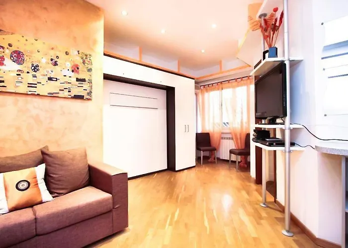 Petite Home In Rome