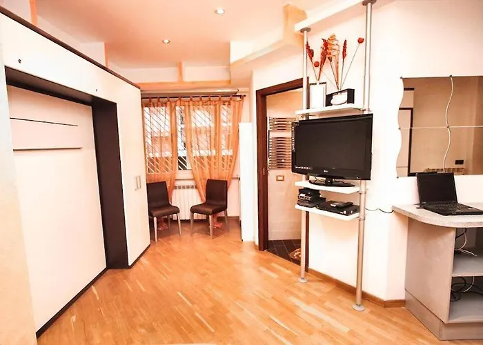 Petite Home In Rome